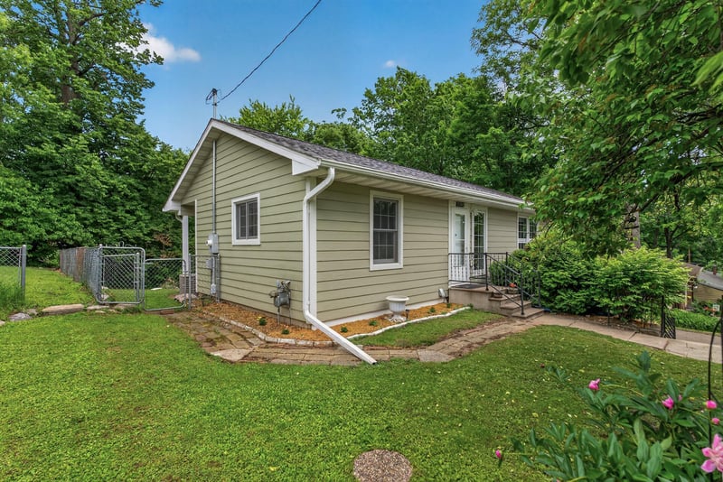 2390 Chateau Ln, Mound, MN 55364