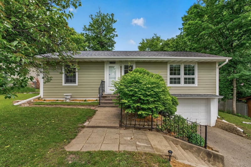 2390 Chateau Ln, Mound, MN 55364