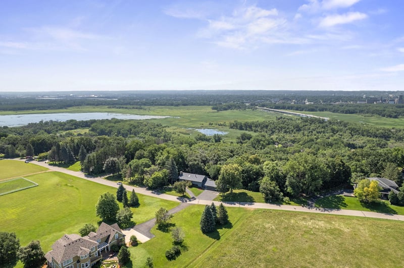 565 Lakota Ln, Chaska, MN 55318