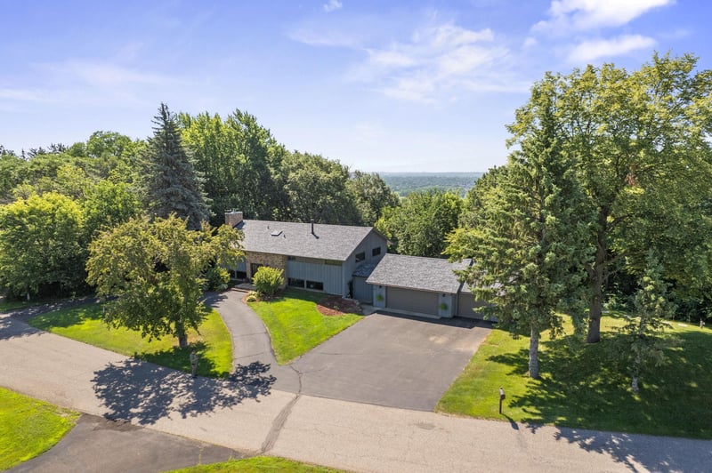 565 Lakota Ln, Chaska, MN 55318