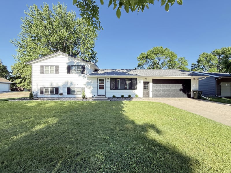 1107 4th St NW, Clara City, MN 56222