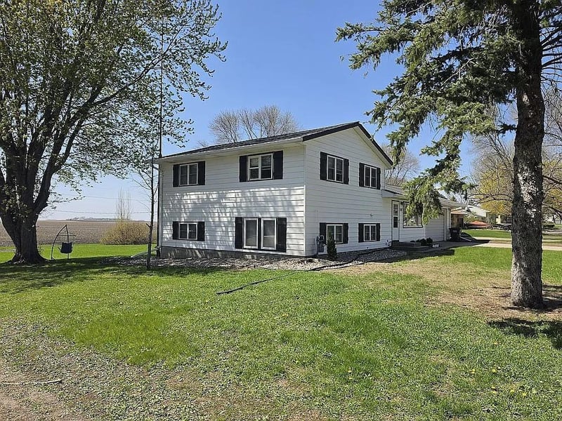 1107 4th St NW, Clara City, MN 56222