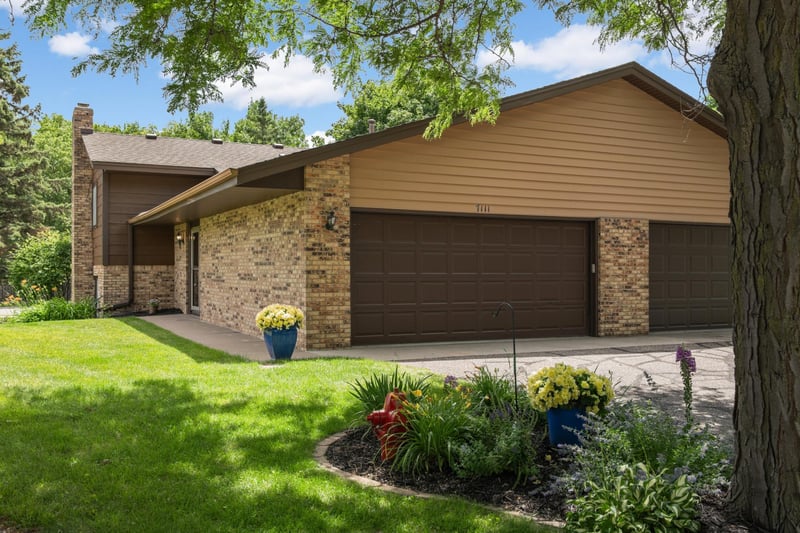 7111 Robinwood Bay, Woodbury, MN 55125