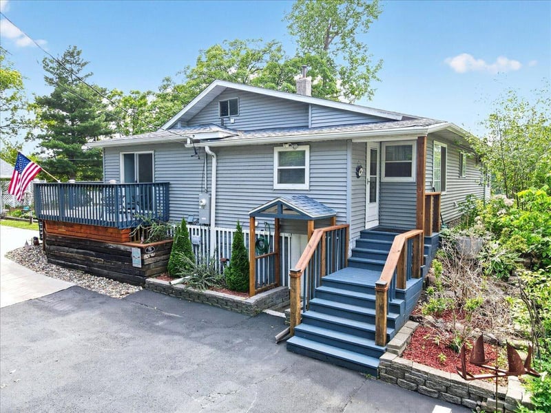 79 Long Lake Rd, Mahtomedi, MN 55115