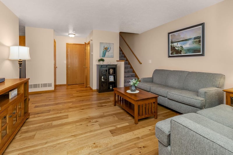 372 Gironde Ct, Woodbury, MN 55125