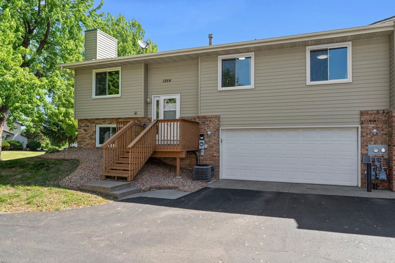 1264 Deercliff Ln, Eagan, MN 55123