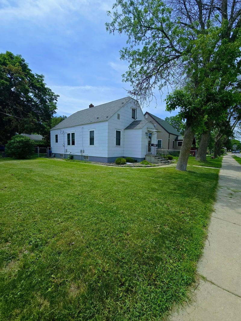 1805 Division St W, Faribault, MN 55021