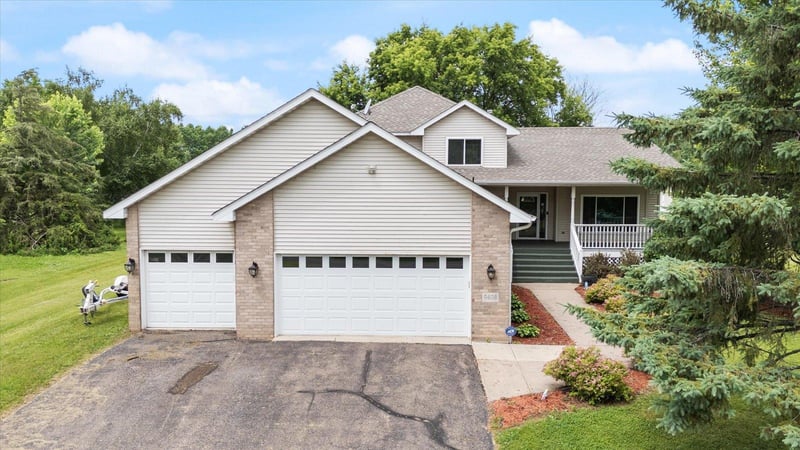 9408 Jennifer Ct, Chisago City, MN 55013