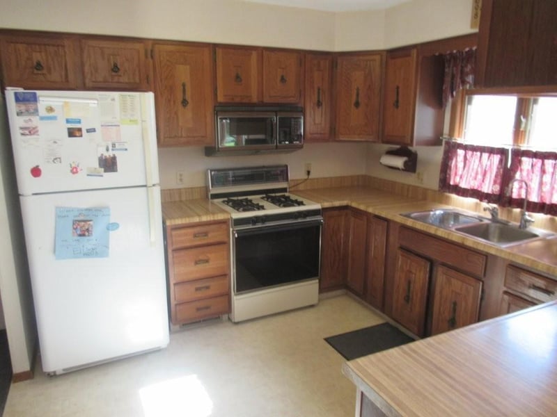 513 S Elizabeth Ave, Hills, MN 56138