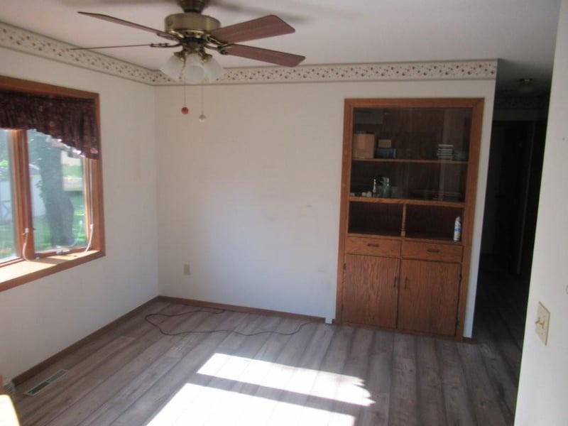 513 S Elizabeth Ave, Hills, MN 56138