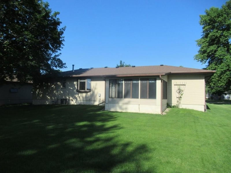 513 S Elizabeth Ave, Hills, MN 56138
