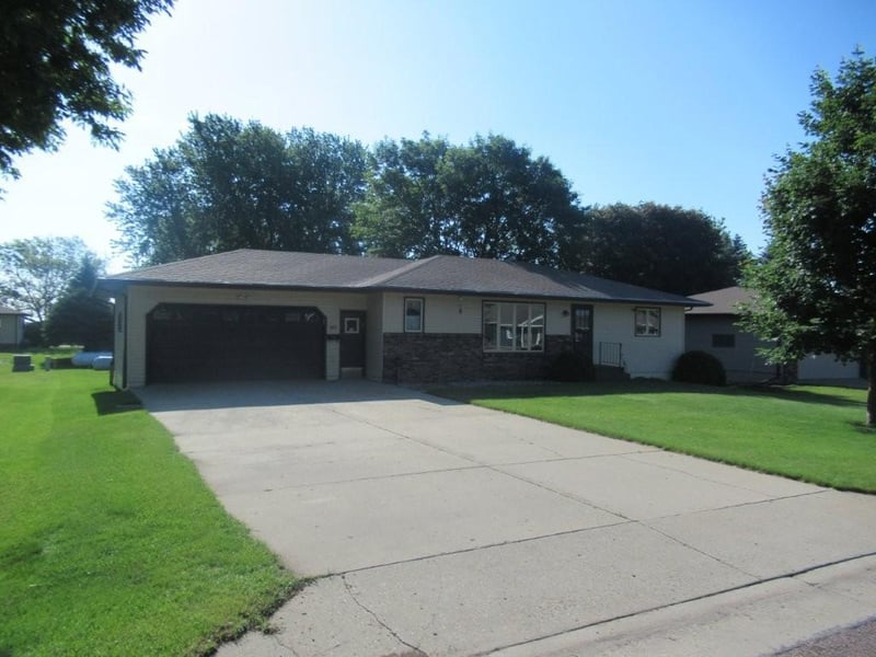 513 S Elizabeth Ave, Hills, MN 56138