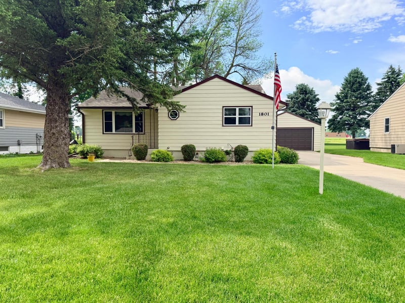 1801 S Shore Dr, Worthington, MN 56187