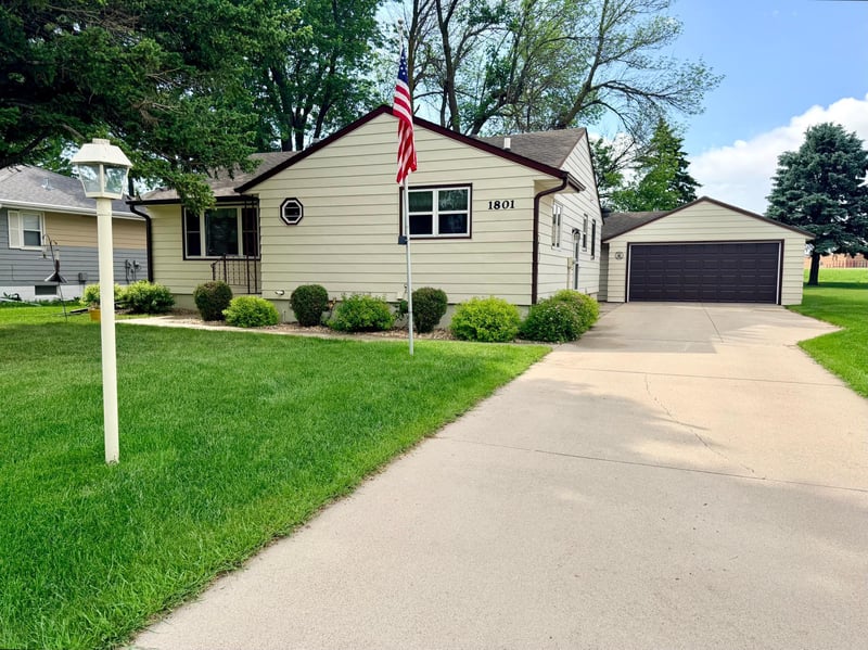 1801 S Shore Dr, Worthington, MN 56187