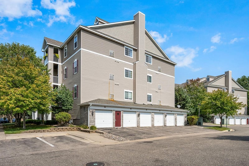 12727 College View Dr #203, Eden Prairie, MN 55347