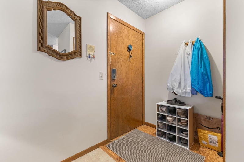 975 Heritage Ct E #206, Vadnais Heights, MN 55127