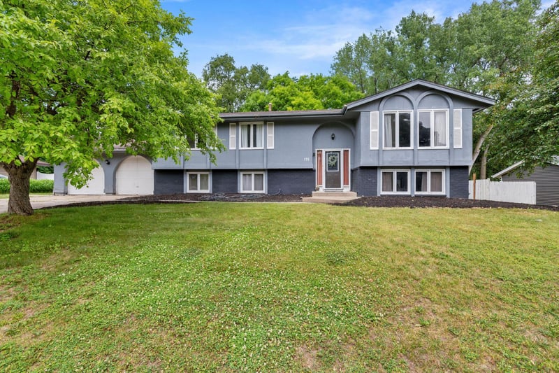 121 Chaparral Dr, Apple Valley, MN 55124