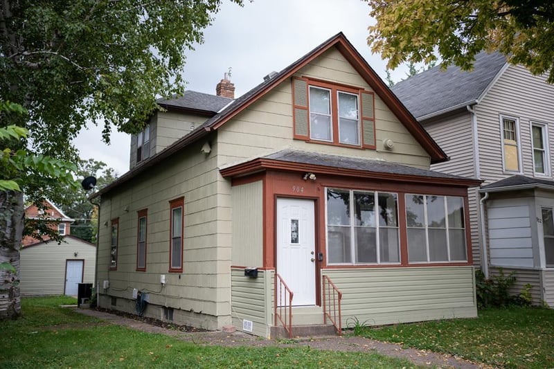 904 Jessamine Ave E, Saint Paul, MN 55106