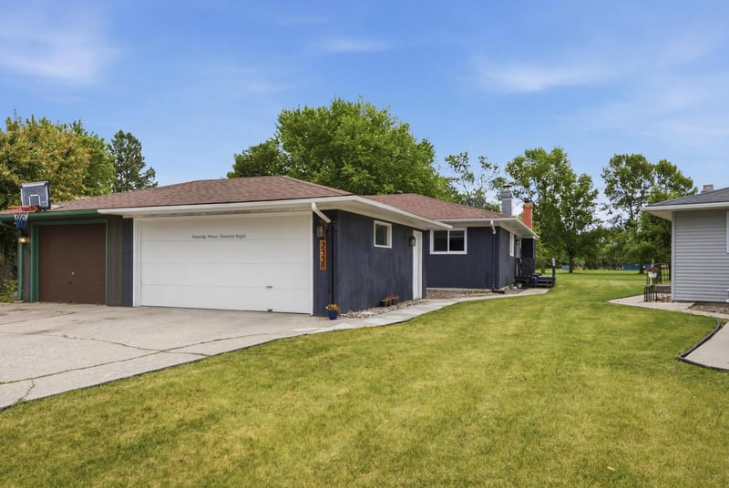 2328 Country Club Pw, Moorhead, MN 56560