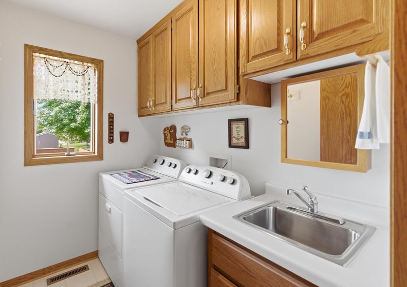 18 Mill Ave, Minnesota Lake, MN 56068