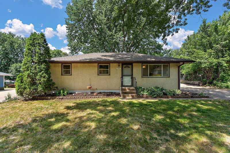 610 Grange Ave N, Oakdale, MN 55128