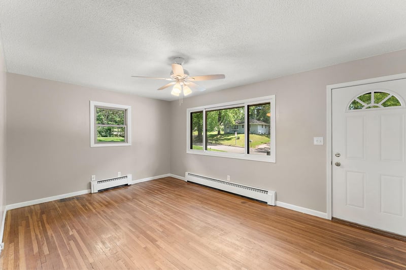 610 Grange Ave N, Oakdale, MN 55128