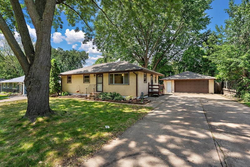 610 Grange Ave N, Oakdale, MN 55128