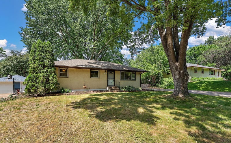 610 Grange Ave N, Oakdale, MN 55128
