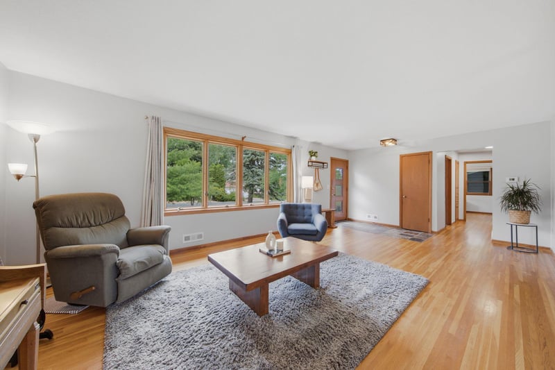 9532 Penn Cir, Bloomington, MN 55431