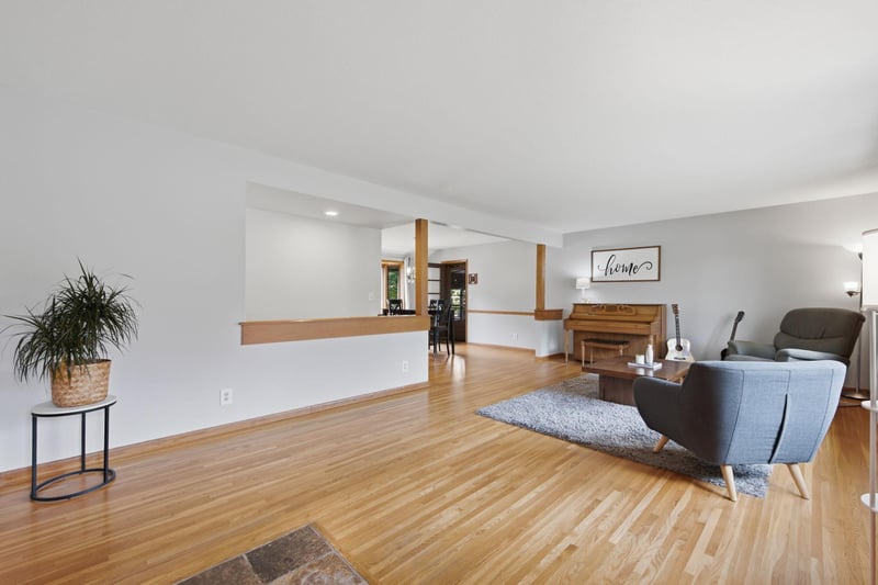 9532 Penn Cir, Bloomington, MN 55431