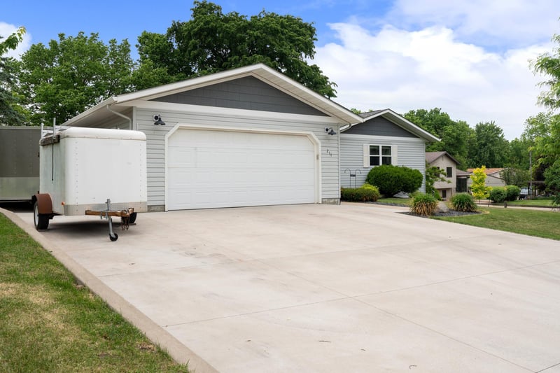 211 Sunrise Dr, Medford, MN 55049