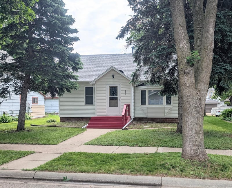 208 S 7th St, Montevideo, MN 56265