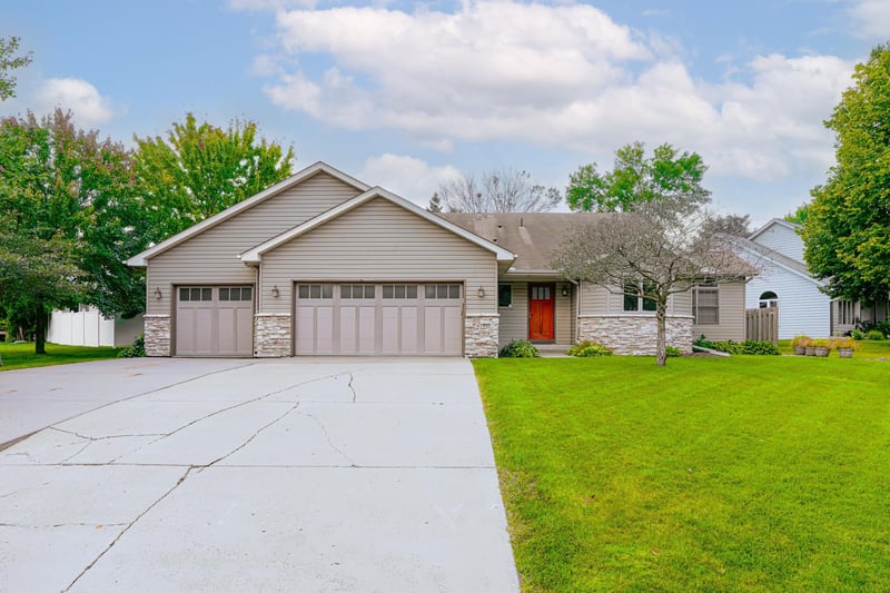 915 Ferndale St S, Maplewood, MN 55119