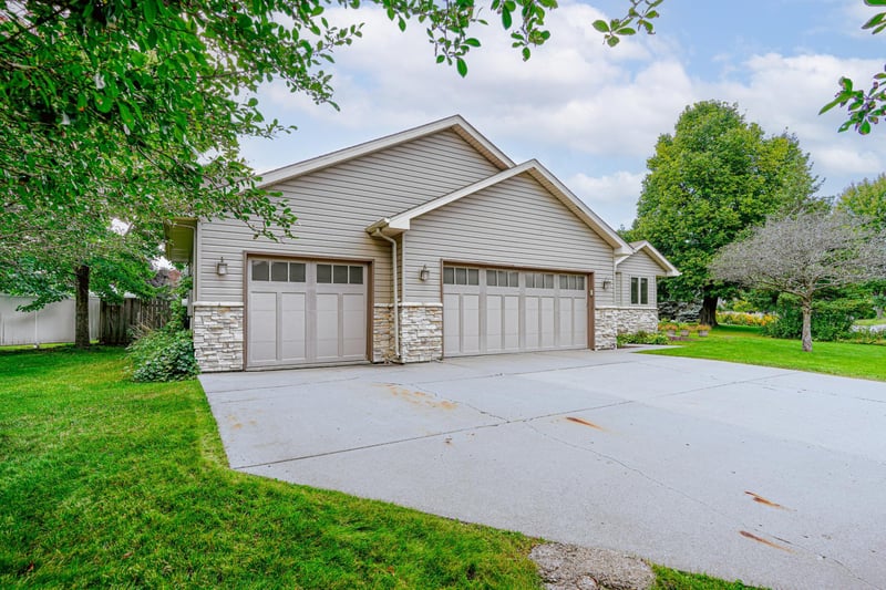 915 Ferndale St S, Maplewood, MN 55119