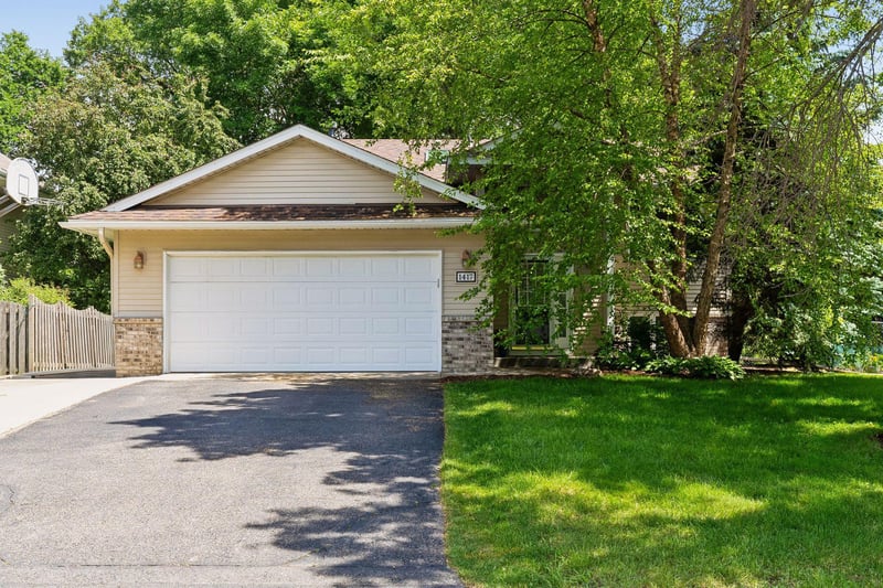 1417 Mcknight Cir, Victoria, MN 55386