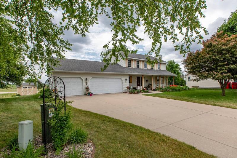 704 Country Estate Ct SE, Stewartville, MN 55976