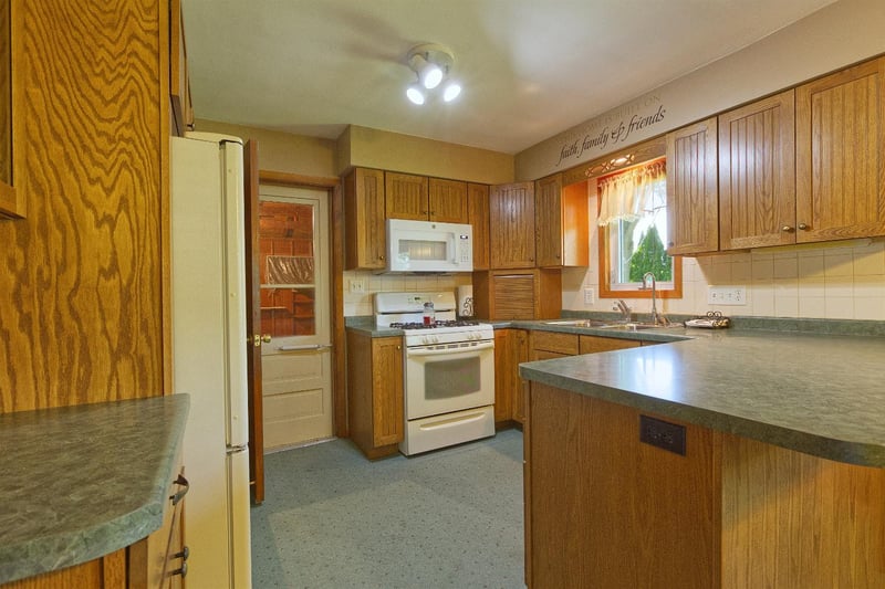 540 4th St N, Winsted, MN 55395