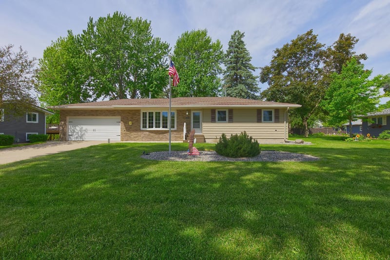 540 4th St N, Winsted, MN 55395