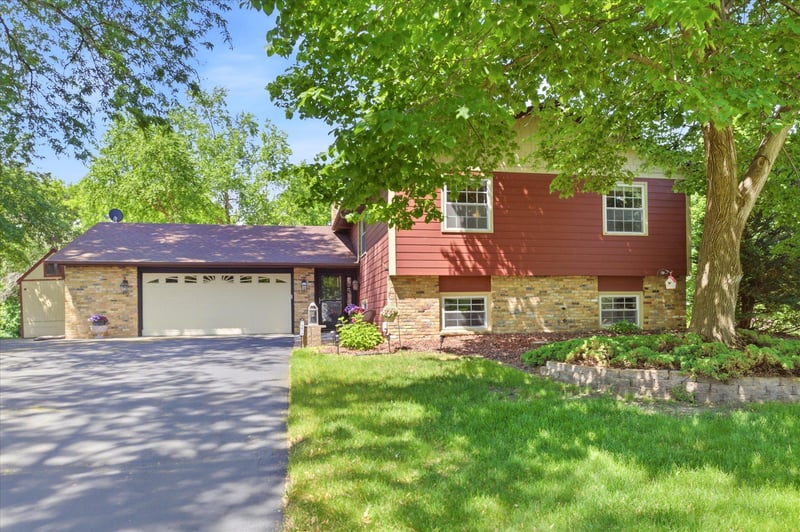 15873 Hayes Trail Ct, Apple Valley, MN 55124