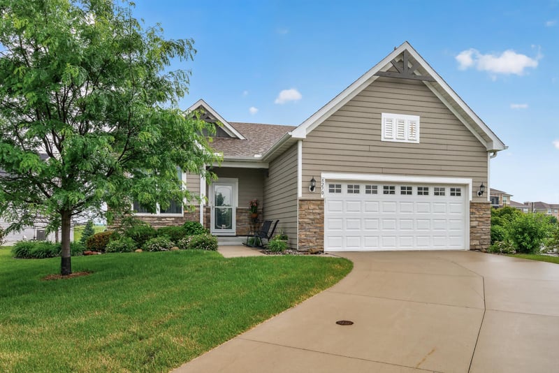 8270 Oakview Ct N, Maple Grove, MN 55369