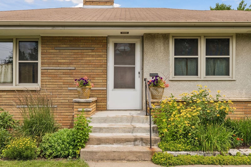 375 Jessamine Ave W, Saint Paul, MN 55117
