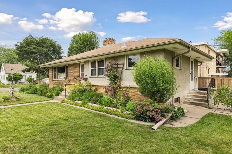 375 Jessamine Ave W, Saint Paul, MN 55117
