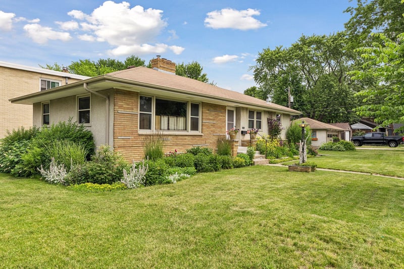 375 Jessamine Ave W, Saint Paul, MN 55117