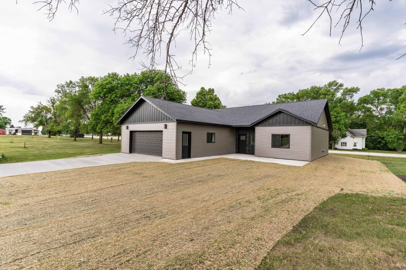 313 1st St NE, Rothsay, MN 56579