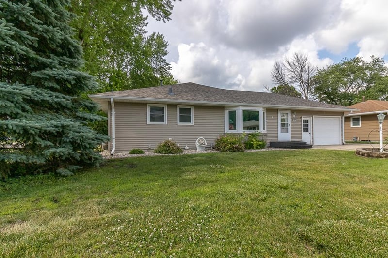 100 Meadow Ln, Mankato, MN 56001