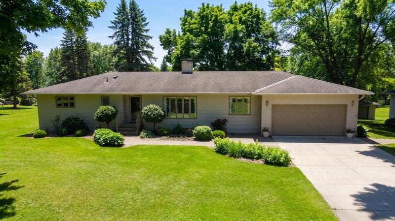 610 Woodland Dr, Fergus Falls, MN 56537