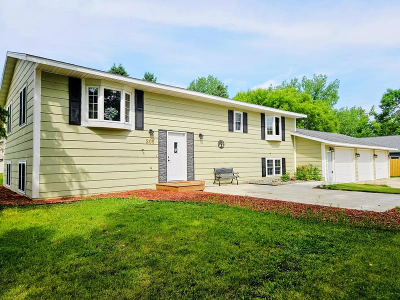206 Pine St SW, New London, MN 56273
