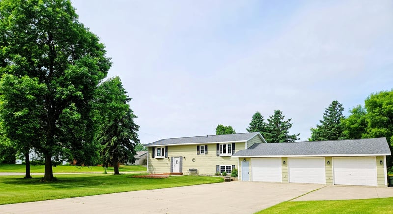 206 Pine St SW, New London, MN 56273