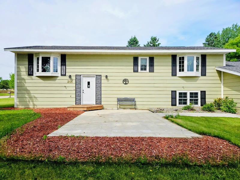206 Pine St SW, New London, MN 56273