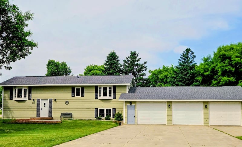 206 Pine St SW, New London, MN 56273